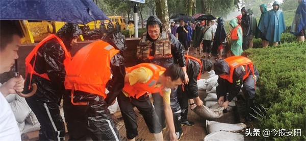 安陽益和熱力集團30人搶險隊逆流而上，奮戰(zhàn)在抗洪一線